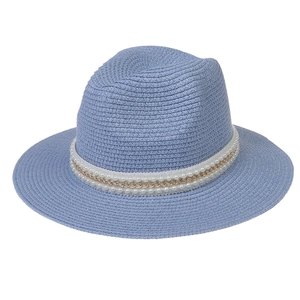 Détail du chapeau Panama bleu clair en paille avec ruban de perles et chaîne dorée