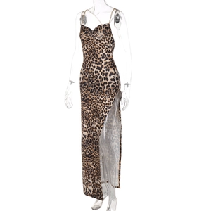 Dettaglio dell'abito midi leopardato con spalline a catena in metallo e spacco laterale