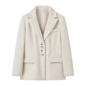 Crèmewitte pluche blazer van imitatiebont met reverskraag en vier knopen aan de voorkant