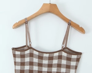 Detail des braun-weiß karierten Strick-Top mit dünnen Trägern und feiner Strickstruktur