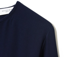 Détail de la robe courte bleu marine montrant l'encolure et l'étiquette de taille S