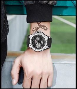 Primo piano dell'orologio sportivo Naviforce con cassa argento e cinturino nero sul polso