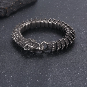 Dettaglio macro della chiusura a testa di drago e scaglie su bracciale uomo in acciaio inox