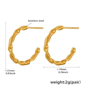 Macro-opname van vergulde gedraaide C-vormige oorbellen met afmetingen en materiaaldetails