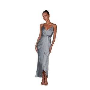 Robe longue élégante en satin argenté avec fines bretelles, lien taille et fente frontale