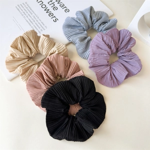 Set di 5 elastici per capelli plissettati in beige, rosa, nero, blu e viola