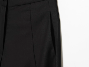 Détails du pantalon bouffant noir avec taille ajustée et poches latérales pratiques