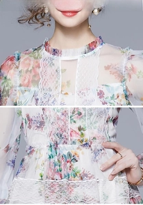 Detail von Spitzenkragen und Taillenplissee an diesem floralen Mesh-Maxikleid