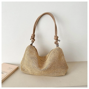 Détail de la texture d'un sac cabas tissé main avec anses en cuir et fermeture éclair