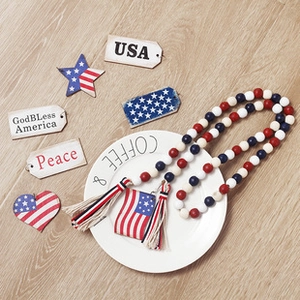 Detalle de cuentas de madera del Día de la Independencia con etiquetas USA y borla