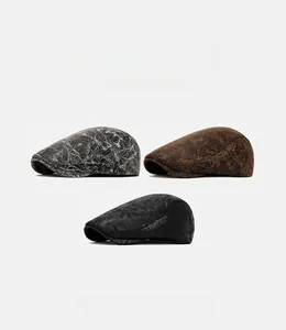 Dettagli della trama in pelle vintage di cappelli piatti in grigio, marrone e nero