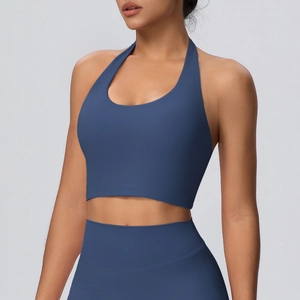 Dettaglio del reggiseno yoga halter blu navy con scollo a U e tessuto opaco di supporto