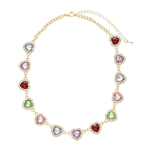 Collier en chaîne dorée avec pendentifs de cœurs en cristal coloré et strass scintillants