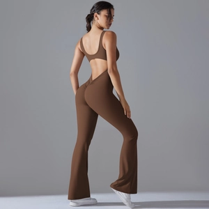 Rückenfreier Yoga-Jumpsuit in Dunkelbraun mit ausgestelltem Bein und Push-up-Effekt