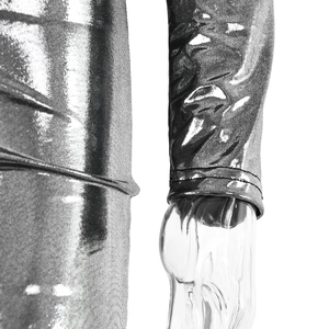 Détail du poignet en tissu argenté métallisé et de la texture plissée de la robe à col en V