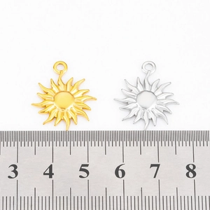 Polished stainless steel sunflower pendant charms in gold and silver, size 2cm detail