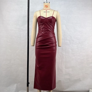 Détail de la robe corset en similicuir bordeaux avec design drapé et ajusté