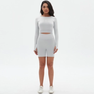 Detail von grauem nahtlosem Yoga-Set mit Daumenloch-Oberteil und High-Waist-Sportshorts
