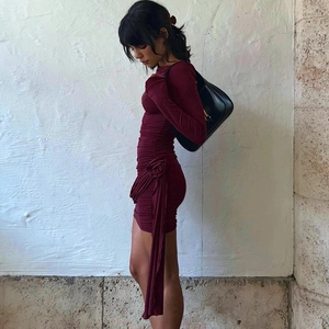 Robe courte moulante rouge foncé à manches longues avec fronces et détail fleur 3D