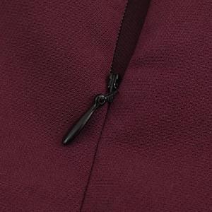 Dettaglio della cerniera invisibile sul mini abito bordeaux senza maniche in tulle