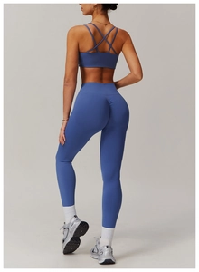 Détail du soutien-gorge de sport à dos croisé et leggings galbants bleus