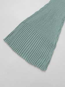 Detailaufnahme der minzgrünen Rippstrickstruktur und des weichen Stoffmaterials