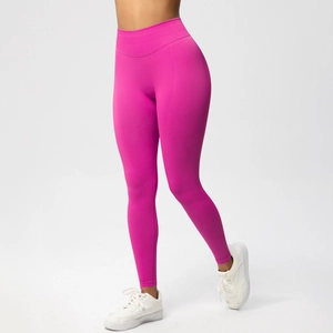 Details der matten Textur und des hohen Bundes der Push-Up Yoga-Leggings in Magenta