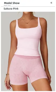 Détail du haut de sport rose cerise à col carré et short de fitness sans couture