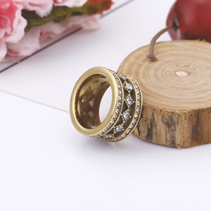 Bague large vintage en acier doré avec motif géométrique de zircons blancs et losanges