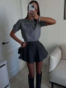 Crop top gris en maille à manches courtes avec imprimé Philosophy et short à rayures