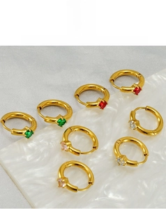 Vue détaillée d'un ensemble de boucles d'oreilles créoles dorées 18K serties de zircons
