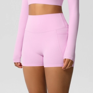 Détail du short de yoga rose à taille haute avec poches latérales et tissu élastique
