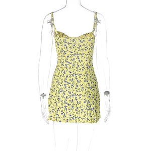 Detalle del minivestido floral amarillo con tirantes finos y corte ajustado