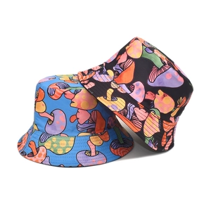 Cappello da pescatore reversibile con motivi a funghi colorati in blu e nero per unisex