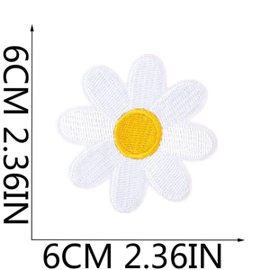 Macro view of 6cm white daisy embroidered patch with yellow center and clear measurements