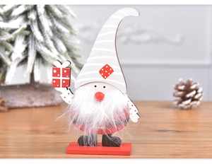 Detail eines handgefertigten nordischen Weihnachtswichtels aus Holz mit gestreiftem Hut