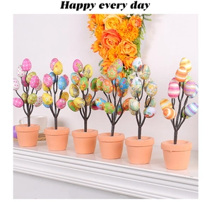 Detalle de planta de huevo de Pascua con estampados de conejos y motivos florales