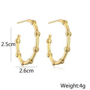Detailed view of 18K gold plated heart C-shaped earrings with 2.5cm size markings