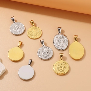 Medaillons des Heiligen Benedikt und Christophorus in Gold und Silber auf beigem Grund
