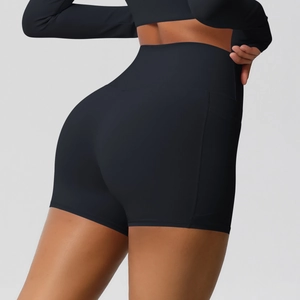 Détail du short de yoga noir à taille haute avec poches latérales et effet sculptant galbé