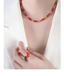 Detailaufnahme einer Kette aus kaiserlichen Steinen und eines zweifarbigen Edelsteinrings