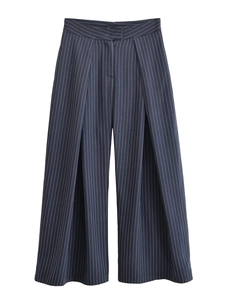 Détail du pantalon taille haute à jambes larges bleu marine avec fines rayures verticales