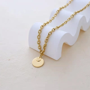 Collier double rang en acier inoxydable doré avec pendentifs ronds et gravure Good Luck