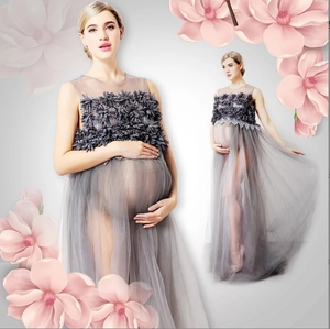 Robe de maternité grise pour séance photo avec corsage floral et tulle fluide en maille