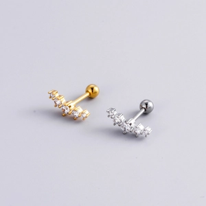 Nahaufnahme der gebogenen Edelstahl-Ohrstecker mit Zirkonia in Gold- und Silberoptik