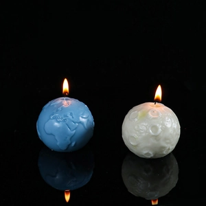 Rilievo dettagliato di candele a forma di Terra e Luna con crateri e texture geografiche