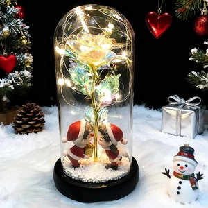 Cúpula de vidrio navideña con rosa LED de colores y figura de pareja en base negra