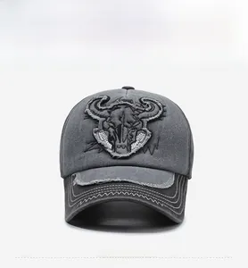 Vue détaillée de la casquette grise délavée avec broderie tête de taureau et bord usé