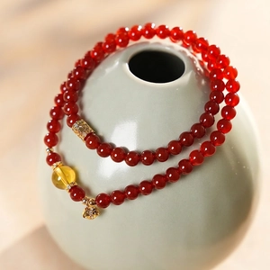 Bracelet double rang en agate rouge plaqué or 18k avec breloque fleurie et perle d'ambre
