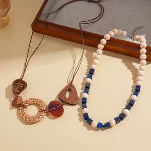 Collier bohème en rotin et perles de bois avec pierres rétro pour les vacances